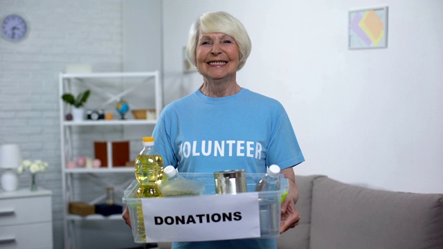 快乐女志愿者捧着捐款箱，为穷人提供食物、援助视频素材