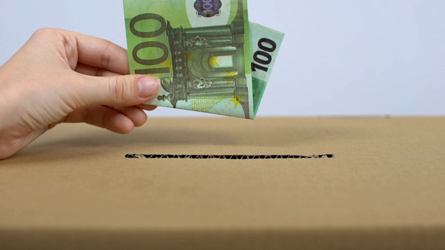 女性手把欧元钞票放入捐款箱，慈善基金会，利他主义视频素材