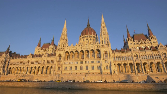 匈牙利议会大厦的正面视频下载
