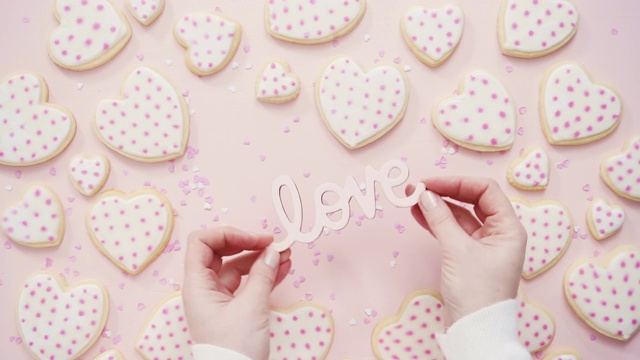 心形的糖饼干装饰着皇家糖霜视频素材