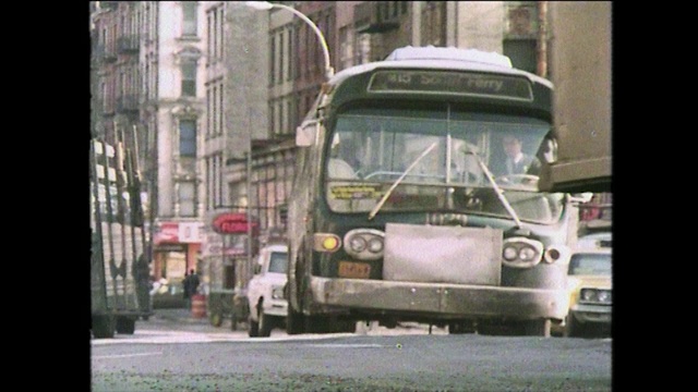 車輛行駛在紐約不平的道路上;1975視頻下載