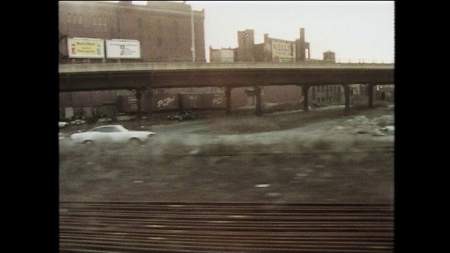 火車駛過紐約的破敗地區;1975視頻下載