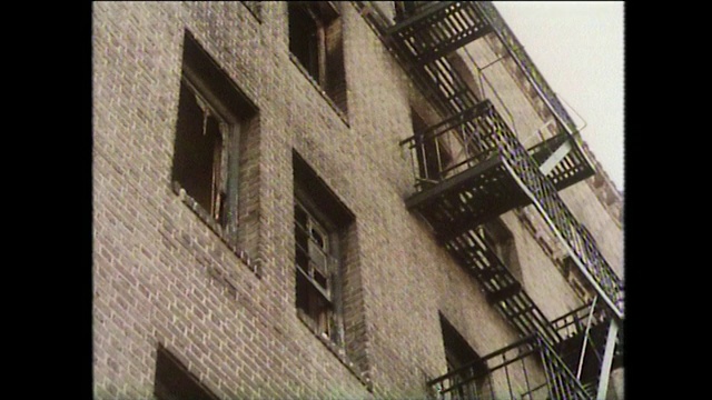 燒毀的建筑物和破敗的街道;紐約,1975年視頻下載