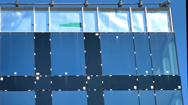 这座城市里建筑的现代玻璃墙视频素材