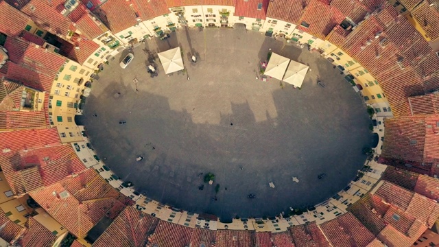 意大利卢卡安菲特罗广场(Piazza dell' anfitatro)是一个公共广场，位于卢卡市中心的东北象限视频素材