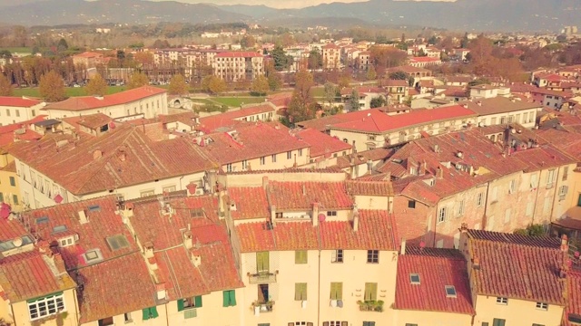 无人机鸟瞰图的老城区风格建筑卢卡，卢卡是一个城市和公社在托斯卡纳，意大利中部视频素材