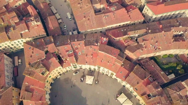 意大利卢卡安菲特罗广场(Piazza dell' anfitatro)是一个公共广场，位于卢卡市中心的东北象限视频下载