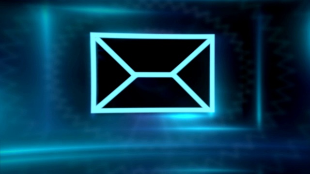电子邮件信封符号在发光的屏幕和发散的射线背景。视频素材