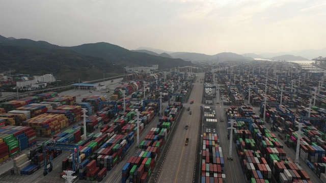 亚洲中国国际港口集装箱运输视频素材