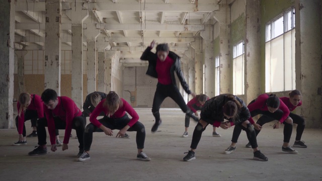 自信的专业舞者女孩和男孩享受嘻哈动作表演自由式舞蹈一起视频下载