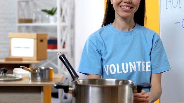 友好的女士志愿者准备食物给无家可归的人，援助和慈善视频素材