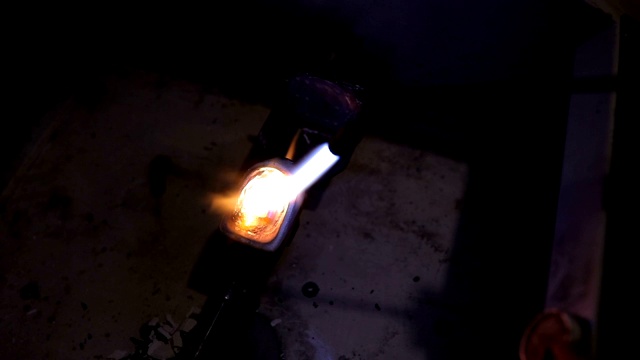 熔化铁与本生灯视频素材