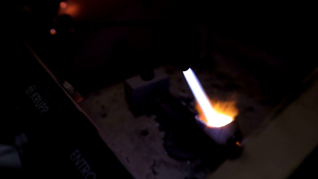 金属在高温下熔化视频素材