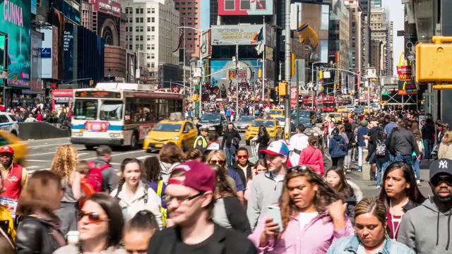 4K时间流逝的人群匿名游客步行和访问时代广场地区，纽约，美国，美国，旅游和地标与商业概念视频素材