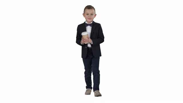 男孩走着，拿着外卖咖啡穿着正装，背景是白色视频下载