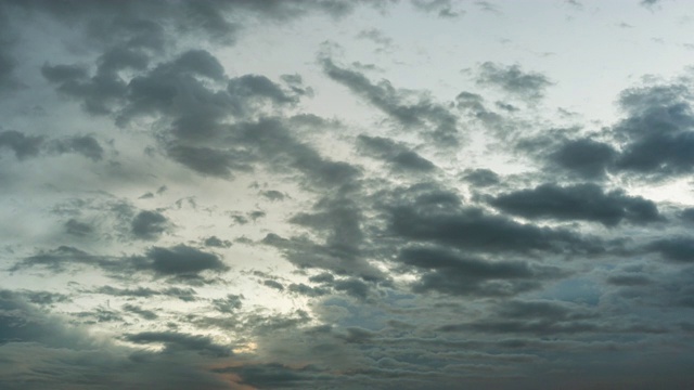 日落时天空和乌云的时间流逝视频素材