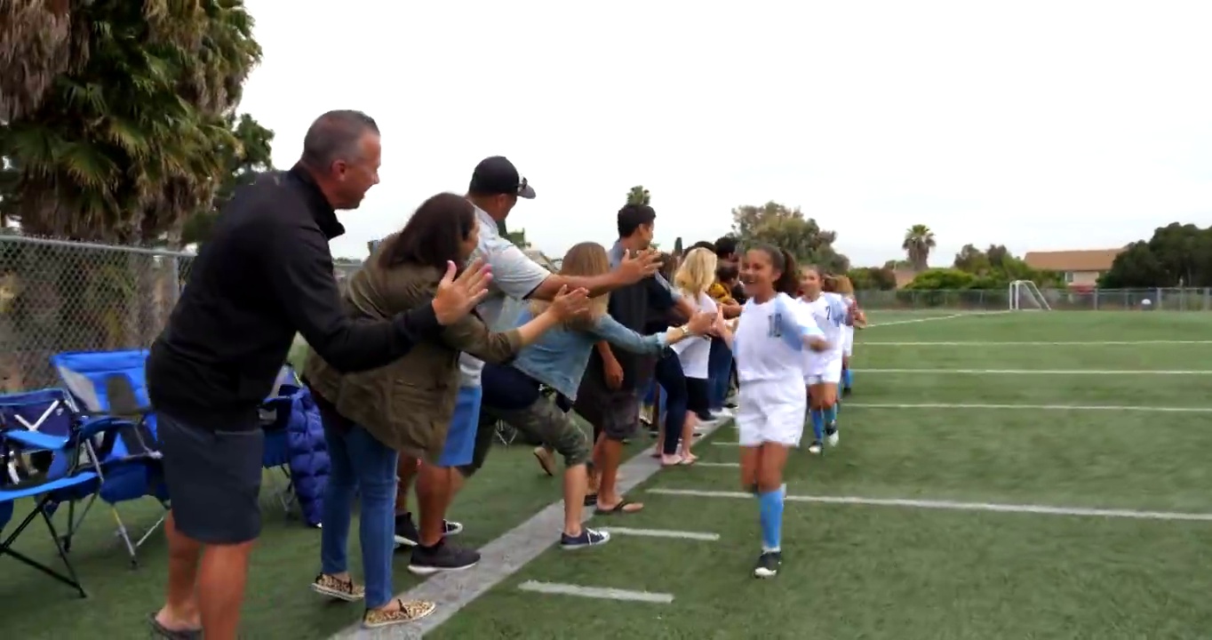 比賽結束后，年輕的女足球運動員在場邊與家人擊掌視頻素材
