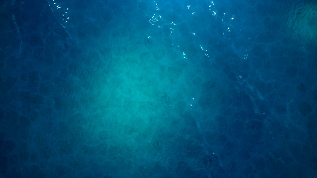海或海，海浪近景。碧波海水。蓝色清澈的水。可以看到沙质海床。海浪俯视图。3 d动画4 k视频下载