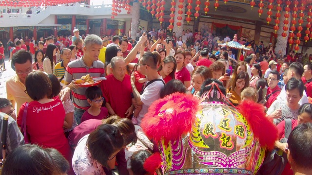 人群庆祝中国新年视频下载