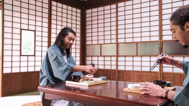 混合种族客人和日本服务员在东京旅馆视频素材
