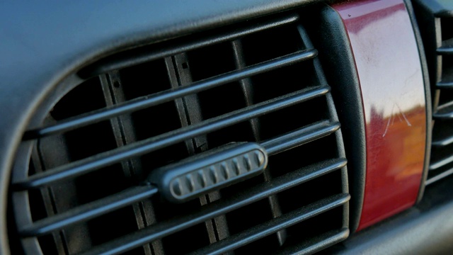 关闭手动调节通风口，以改变车内风向。太冷或太热的空调。视频下载