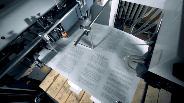 印刷设备与纸张一起工作，俯视图。视频下载