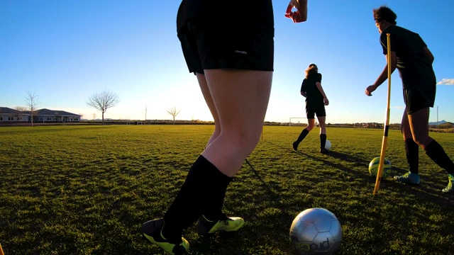女足运动员练习球技视频素材