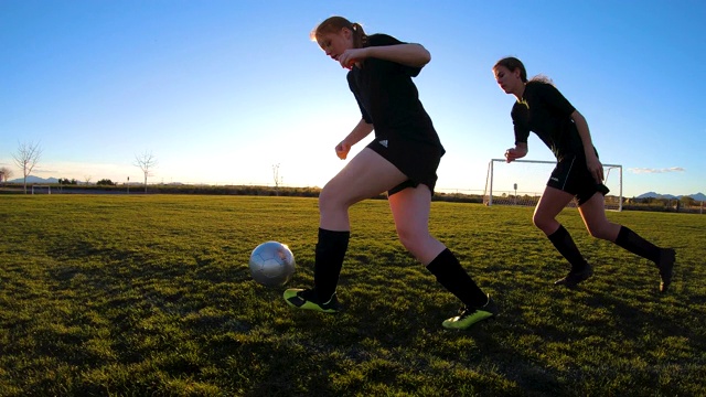 女足球运动员为球而战视频下载