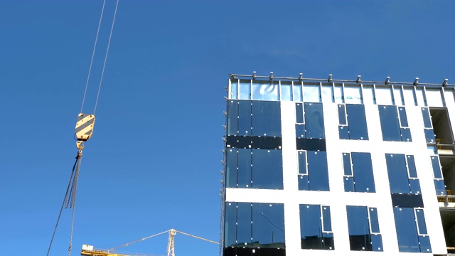 爱沙尼亚塔林的蓝色现代玻璃建筑视频素材
