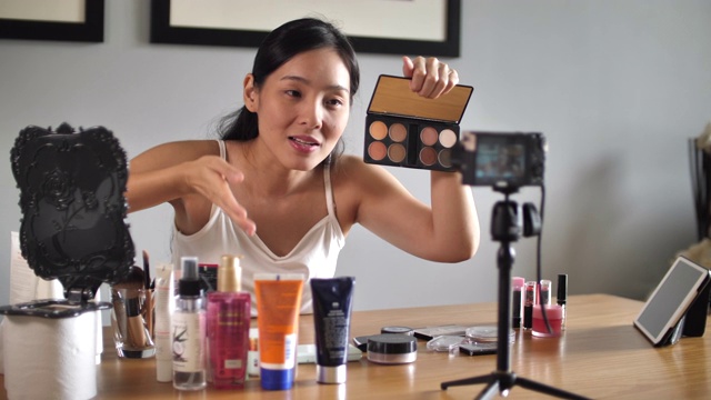 亚洲年轻女子博客录制视频化妆化妆在家视频下载