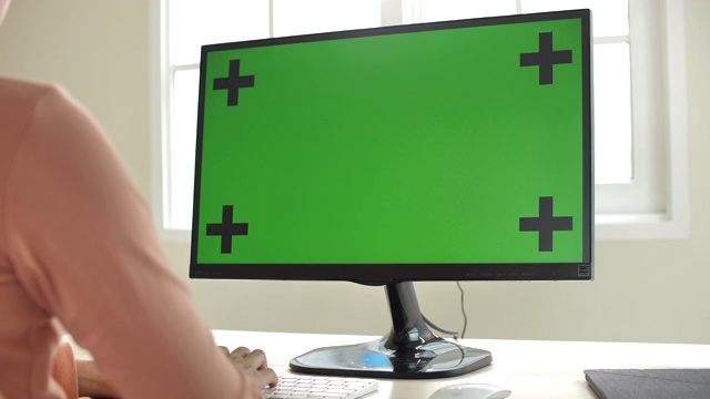在家里使用绿屏电脑的妇女视频下载