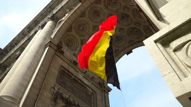 布鲁塞尔的凯旋门上挂着比利时国旗视频素材