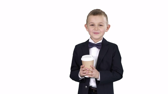 男孩走着，拿着外卖咖啡穿着正装，背景是白色视频素材