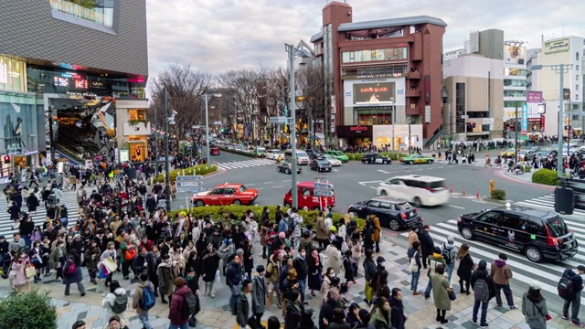 在日本东京原宿表参道东急广场的时尚购物中心，人们在4K的时间流逝中参观和享受。日本文化和购物区概念视频素材