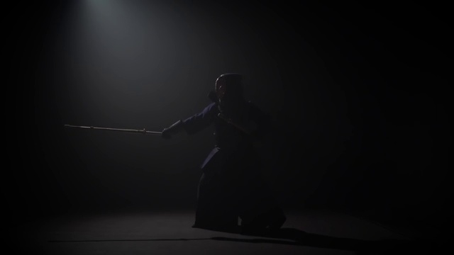 剑道武士用武士刀练习武术，慢动作视频下载