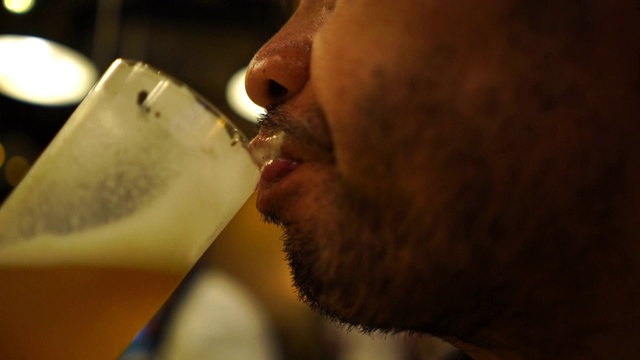 在夜店喝啤酒的亚洲男人视频素材