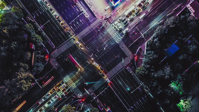 T/L WS无人机夜间城市街道十字路口的视角视频素材