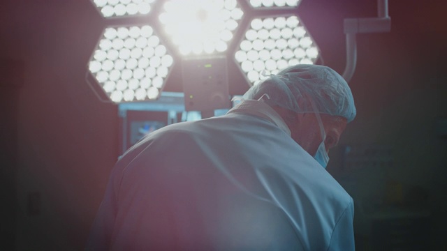 成熟的男性外科医生为病人做手术视频下载