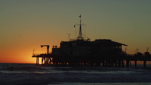 日落时分的圣塔莫尼卡码头视频素材