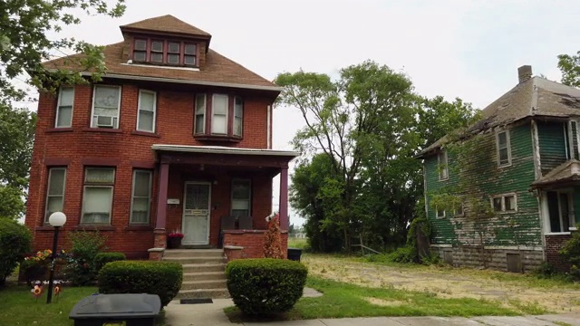底特律附近的歷史悠久的韋恩堡，這些建筑被廢棄和年久失修視頻下載
