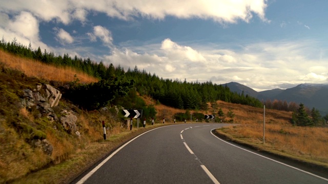 在美丽的秋天在苏格兰公路旅行减速标志视频下载