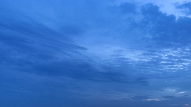 云在晚上的延时，层积云，高积云和卷积云的运动。视频素材