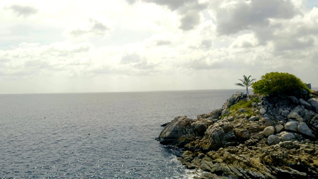 4K小孤立的石岛在海洋中央，泰国普吉岛视频素材