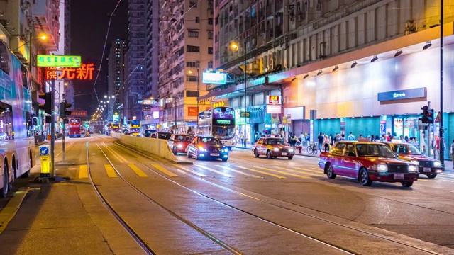 时光流逝交通运输巴士与行人拥挤的人过马路斑马线在香港天际线与背景办公室办公大楼外部中国-东亚视频素材