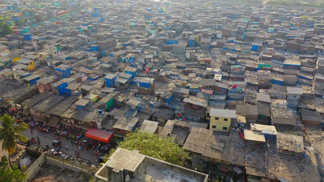 航拍:日落时分，印度孟买海边贫民窟的棚屋视频下载