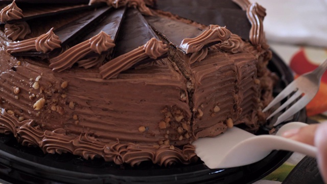 生日巧克力蛋糕被切的特写视频下载
