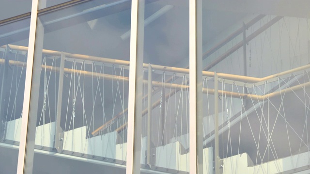 城市中现代化的玻璃幕墙房子视频素材