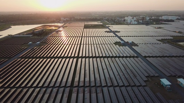 太阳能农场鸟瞰图视频购买