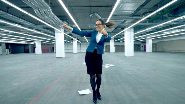 女员工独自在房间里跳舞，扔纸。视频下载