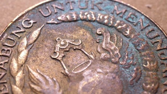 非常古老的硬币的特写视频下载